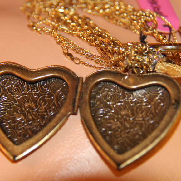 Gold HEART LOCKET BETSEY JOHNSON bow CHARM chain BRACELET vintage Victorian B18 - Picture 3 of 3